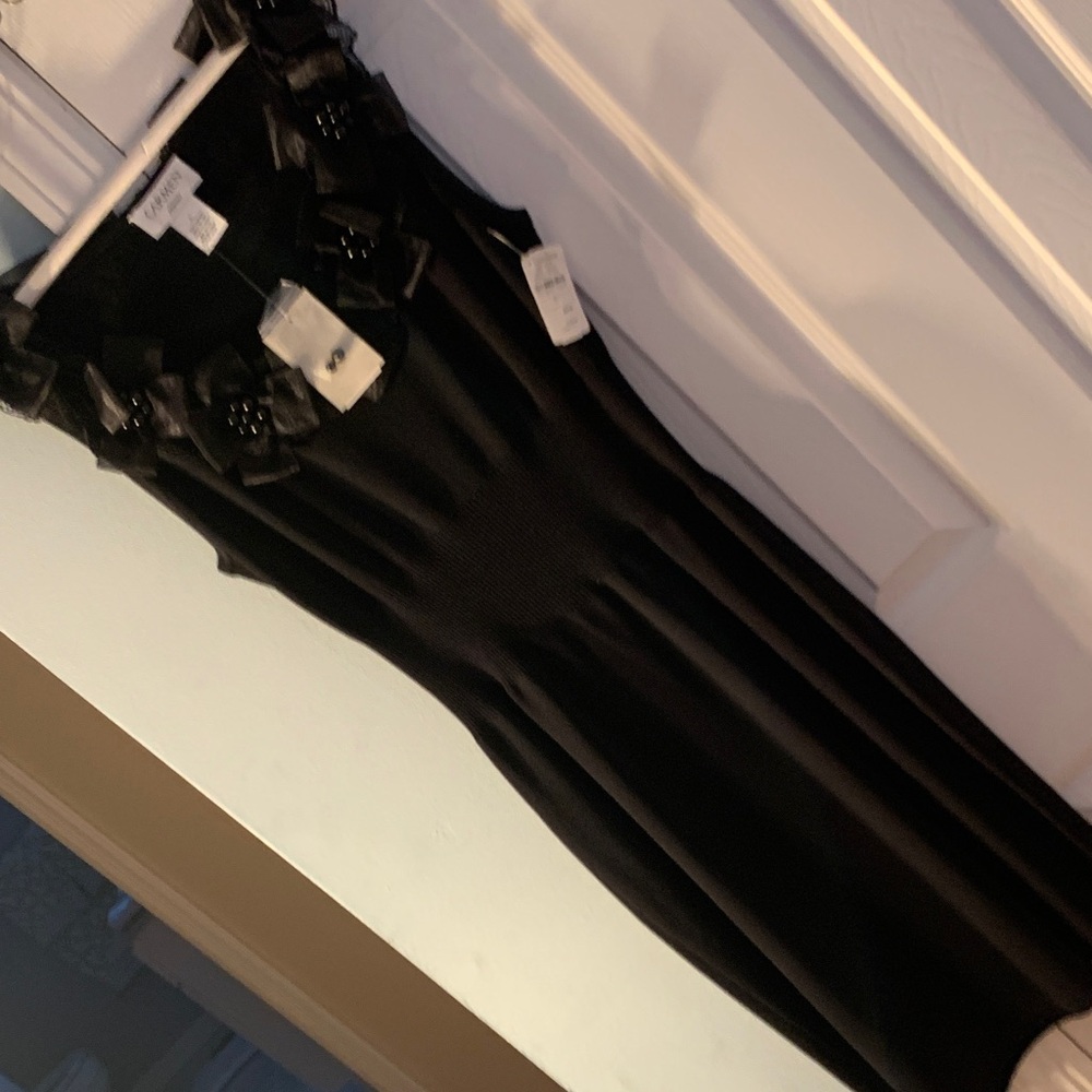 Carmen Marc Valvo Elegant Black dress w/ beautiful detail on neckline size L.